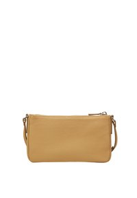 Żółta skórzana torebka na ramię o gładkiej fakturze, prostokątnym kształcie i zamknięciu na zamek. Posiada odpinany pasek na nadgarstek oraz minimalistyczne okucia.
