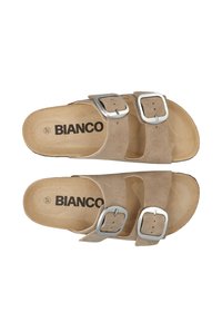 Beige suède sandalen met twee brede banden, zilverkleurige gespen en een gevoerde voetbed, gelabeld "BIANCO" op de binnenzool. Maat 37.
