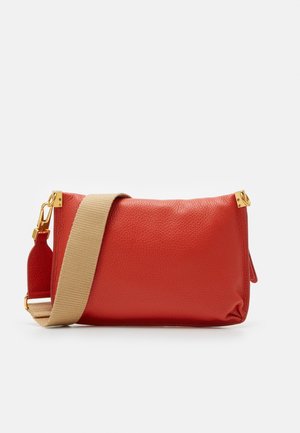 Sac bandoulière en cuir rouge avec une finition texturée, équipé d'une sangle réglable beige et d'accents en métal doré. Forme rectangulaire compacte.
