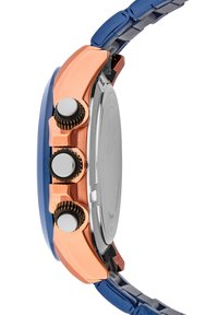 Reloj cronógrafo con una correa metálica azul, una caja en tono oro rosa, tres pulsadores y una superficie texturizada en la corona y los botones.