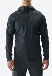 Sudadera con cremallera en gris oscuro, con cordones ajustables, mangas largas y una textura suave, que presenta un pequeño logo en el lado izquierdo del pecho.