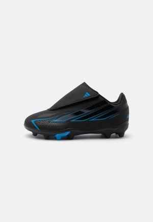 Μαύρο και μπλε ποδοσφαιρικό παπούτσι Adidas με καλυμμένα κορδόνια, υφασμένο πέλμα με τρύπες και κομψό αεροδυναμικό σχεδιασμό.
