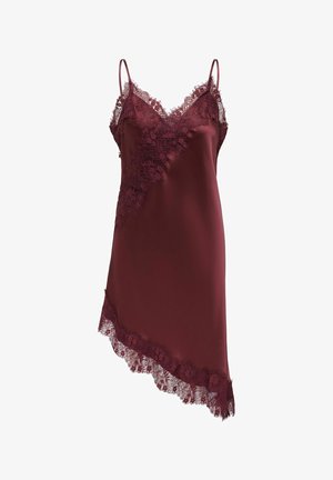 Robe nuisette en satin bordeaux sans manches avec ourlet asymétrique et bordure en dentelle florale au niveau de l'encolure, des côtés et du bas.