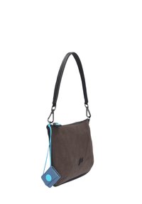 Borsa in camoscio marrone con tracolla in pelle nera, dettaglio e targhetta blu, forma quadrata e chiusura con zip. Dettaglio logo in rilievo.