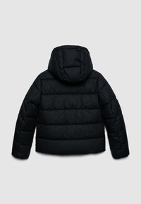 Giacca a vento nera con cappuccio, caratterizzata da sezioni a trapunta orizzontale, texture liscia e vestibilità comoda. La vista posteriore mette in mostra i dettagli delle cuciture.