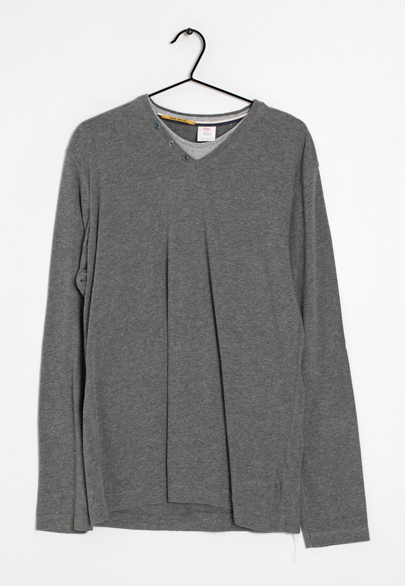 Šedá dlouhá tričko s V-výstřihem, zdobené dvěma dekorativními knoflíky, na přední části sklady a zaobleným spodním lemem. Měkká textura.