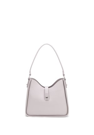 Borsa a mano in pelle grigio chiaro con una maniglia superiore singola, un bordo superiore curvo e una cinghia frontale con una piccola fibbia in metallo.