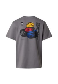 Graues Baumwoll-T-Shirt mit bunten Grafikdrucken von Sporttaschen in Gelb, Rot und Blau. Das Design enthält Text in fetten Buchstaben.