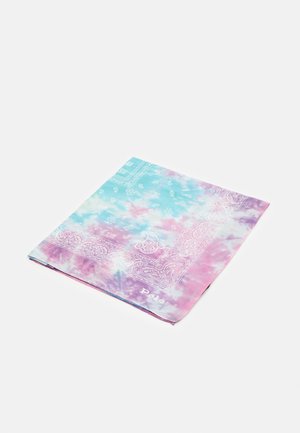 Gefaltetes Batik-Bandana in Pastellblau, Pink und Lila, mit weißen Paisley-Mustern und "Polo" Text in der Ecke.
