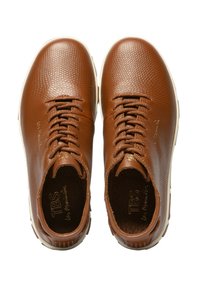 Baskets en cuir texturé marron avec bout rond, design à lacets et semelle en caoutchouc. Présente un logo subtil sur la languette et sur le côté.