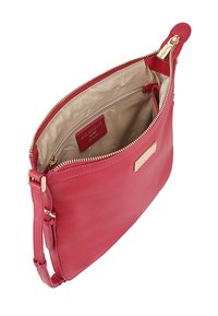 Rode leren schoudertas met een gladde textuur, gouden hardware, ritsluiting en een binnenzak tegen een beige voering.