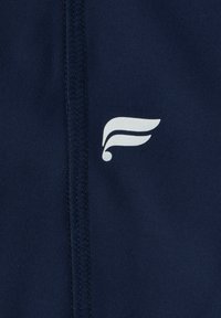 Marineblaue Stoff hat eine glatte Textur mit weißen Logo-Details. Das Design umfasst eine sichtbare Naht, die vertikal entlang des Materials verläuft.