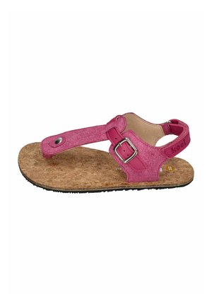 Pinkfarbener Sandale mit Korkfußbett, verstellbarem Schnallenriemen und Zehensteg-Design, seitlich vor weißem Hintergrund gezeigt.