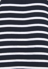Tela rayada de color azul marino y blanco con líneas horizontales espaciadas de manera uniforme, hecha de un material suave y liso. Textura simple, sin detalles adicionales.