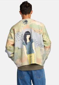 Oversized, multicolore sweatshirt van zachte stof met een geïllustreerd tafereel van een figuur en aquatische elementen, geribde manchetten en zoom.