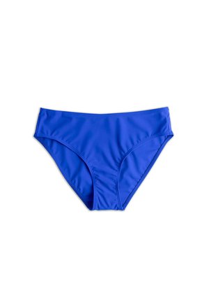 Solidne niebieskie spodnie bikini damskie z wycięciem o średnim stanie, wykonane z gładkiej, elastycznej tkaniny do pływania na białym tle.