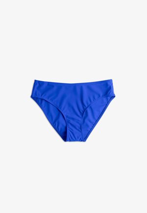 Solidne niebieskie spodnie bikini damskie z wycięciem o średnim stanie, wykonane z gładkiej, elastycznej tkaniny do pływania na białym tle.