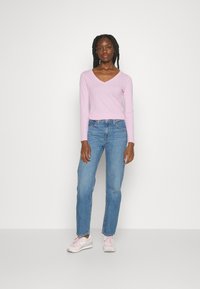 Levi's® V NECK BABY TEE - Långärmad tröja - pink lavender