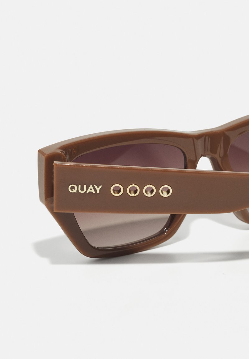 Quay Australia No Apologies Sunglasses- Doe/Brown QUAY AUSTRALIA NO APOLOGIES UNISEX - Sunglasses - doe/brown  main image 3