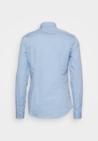 Lichtblauwe gebloemde blouse met lange mouwen, knoopmanchetten en een klassieke kraag. Bevat een subtiele textuur en een getailleerde pasvorm.