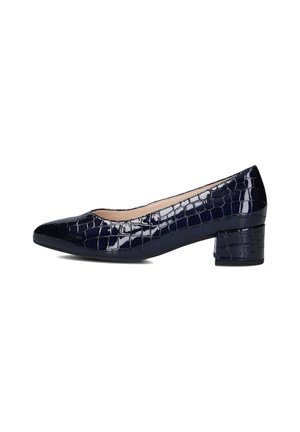 Marineblauwe lakleren pump met krokodillenprint, spitse neus en gestructureerde blokhak, met een soepele afwerking en veelzijdig ontwerp.