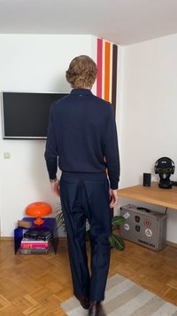 Μπλέ ναυτικού χρώματος κλείσματος σε μακριά μανίκια με ριχά μανίκια, σε συνδυασμό με αντίστοιχες παντελόνες. Το σετ έχει κλασική εφαρμογή με λεία υφή.