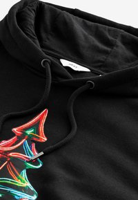 Sudadera negra con un diseño gráfico colorido que recuerda a luces de neón. Tiene capucha con cordones y una tela suave y texturizada.