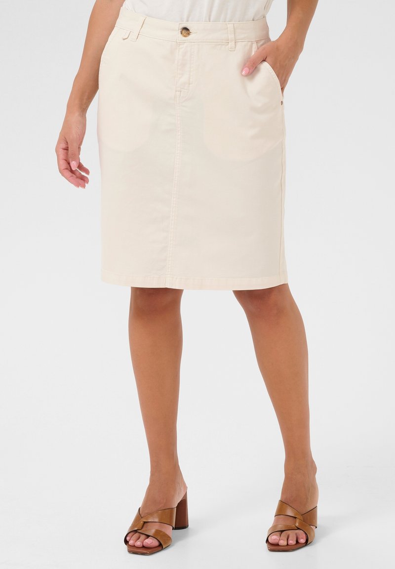 Beige rok tot de knie van katoen, met twee voorste zakken, een knoopsluiting aan de voorkant en subtiele stikdetails.