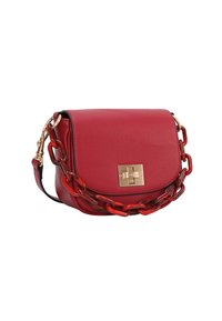 Sac en bandoulière rouge en cuir avec un fermoir doré, présentant une surface texturée et une sangle en chaîne acrylique épaisse.