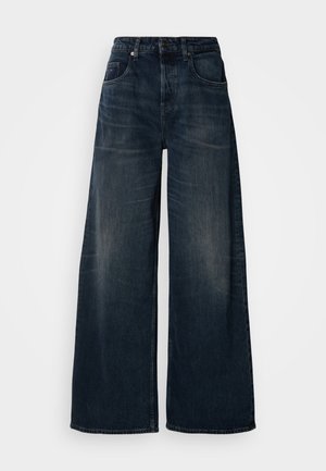 Jeans de pierna ancha hechos de denim oscuro, con una cintura alta, bolsillos frontales y un acabado limpio con un ligero desvanecimiento y detalles de costura mínimos.