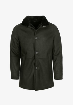 Schwarzer Wintermantel mittlerer Länge mit Knopfverschluss, zwei Seitentaschen und einem weichen, pelzgefütterten Kragen.