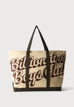 Sac cabas en toile beige avec des anses et un fond marron foncé, orné de grandes lettres « Billionaire Boys Club ».