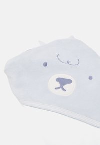 Blå håndklæde med bjørneansigt design; blød, fluffy tekstur; har broderede detaljer i hvid og mørkere blå. Mål cirka trekantet.