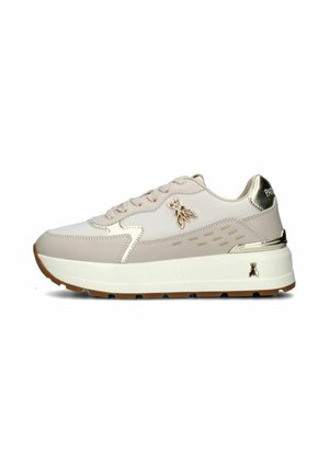 Sneaker platform beige e bianco con dettagli dorati, chiusura con lacci e logo decorativo a forma di insetto sul lato e sulla suola.