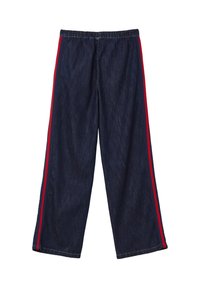 Pantaloni in denim a gamba larga con lavaggio blu scuro, fascia in vita elastica e strisce laterali rosse a contrasto. Texture liscia, design casual.