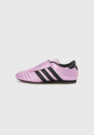 adidas Originals TAEKWONDO - Loaferit/pistokkaat - lilac/black