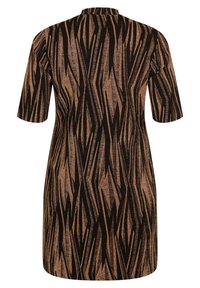 Sukienka z krótkim rękawem i wysokim dekoltem w brązowo-czarny zygzakowaty wzór. Wykonana z teksturowanej tkaniny o subtelnym połysku.