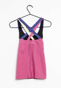 Top da corsa rosa con spalline incrociate nere, blu e gialle. Presenta una superficie liscia e un tessuto traspirante.