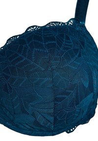 Čipkovaná podprsenka v tmavej teal farbe so vzorom kvetinových listov. Má hladký povrch, tvarované košíky a detail so zúbkovaným okrajom. Obsahuje nastaviteľný popruh.