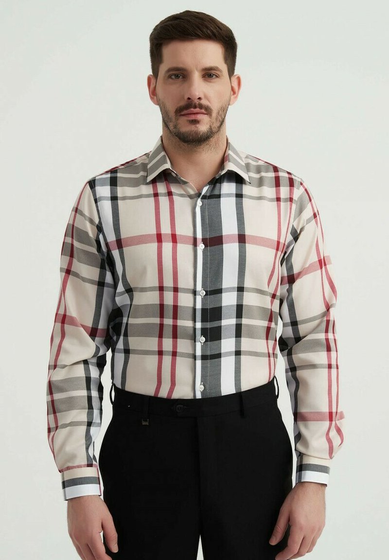 Chemise à boutons ornée d'un motif à carreaux multicolores dans des tons de rouge, gris et noir sur un fond beige clair. Manches longues et design ajusté.