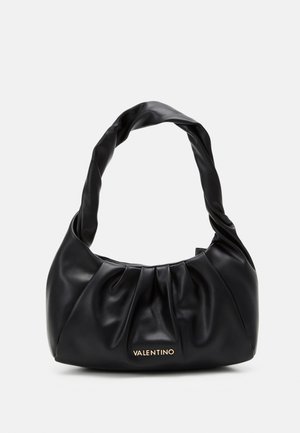 Černá kabelka Valentino s propleteným ramenním popruhem, měkkým plisovaným koženým tělem a zlatým logem uprostřed přední strany.