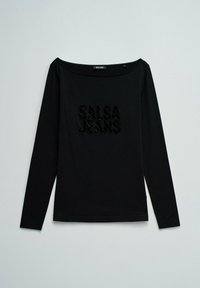 Camiseta negra de manga larga con cuello ancho, con el texto "SALSA JEANS" en lentejuelas negras sobre el pecho, colocada sobre un fondo claro.