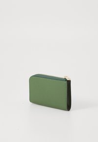 Portafoglio zip verde in pelle con finitura texturizzata, forma rettangolare, hardware dorato e cerniera liscia per la chiusura.