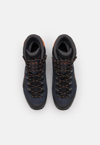 Marineblaue Wanderschuhe mit hohem Schaft aus Wildleder und Mesh, ausgestattet mit schwarzen Sohlen, orangen Akzenten und einem ausgeklügelten Schnürdesign für einen sicheren Halt.