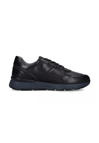 Zwarte leren sneaker met een gladde textuur, vetersluiting, subtiele stikdetailleringen en een contrasterende donkere rubberen zool.