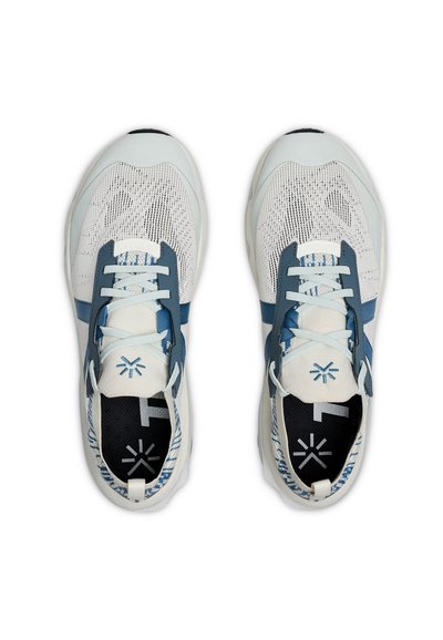Paire de chaussures de sport blanches avec des touches bleues, dessus en mesh, lacets et logo sur la languette et la semelle intérieure, vues de dessus sur fond blanc.