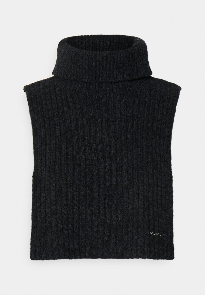 Sort ribbet turtleneck sweater med høj krave og tykk strikstruktur. Kortærmet design med en subtil brandingdetalje.