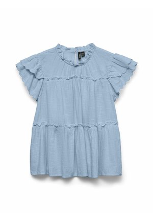 Blusa azul claro de manga corta con bordes fruncidos en las mangas y capas, con cuello redondo y tejido suave y texturizado.