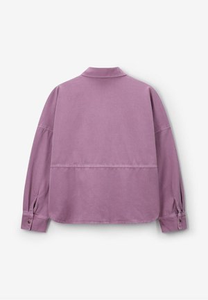 Long-sleeve shirt in light purple cotton, featuring a collared neck, a yoke seam across the upper back, and buttoned cuffs.