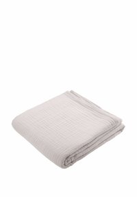 Couverture en coton gris clair, pliée, avec une surface texturée et matelassée. Design doux, léger et polyvalent pour diverses utilisations.
